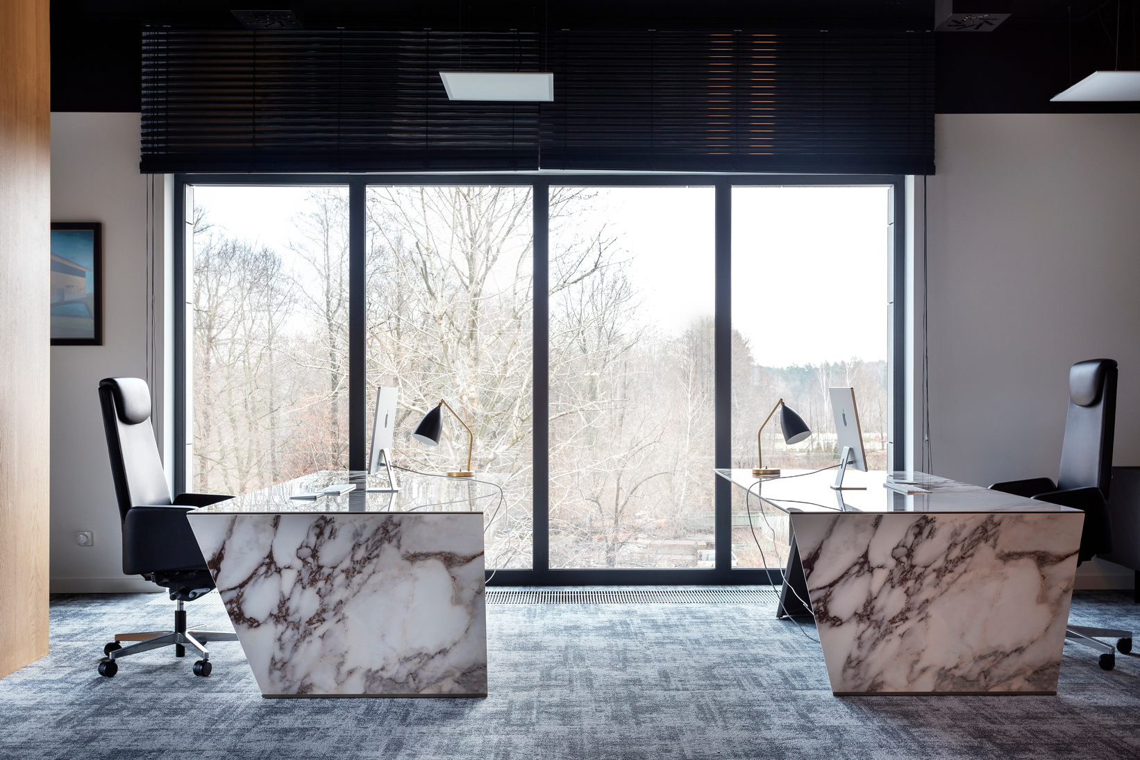 Luksusowy gabinet prezesa Interfiber Sp z o.o., czarny sufit, marmurowe biurka. Projekt wnętrza Purple Pracownia.